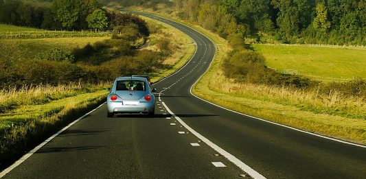 Permis de conduire en ligne : les avantages Une voiture qui roule sur la route