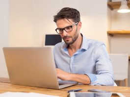 Travailleurs sur écran : pourquoi suivre une formation geste et posture ?