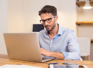 Travailleurs sur écran : pourquoi suivre une formation geste et posture ?