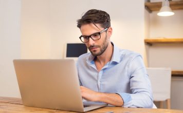 Travailleurs sur écran : pourquoi suivre une formation geste et posture ?