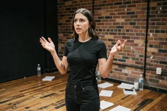 Étudiante du Cours Florent en pleine répétition d'un monologue sur une scène de théâtre intimiste