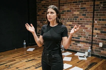 Étudiante du Cours Florent en pleine répétition d'un monologue sur une scène de théâtre intimiste