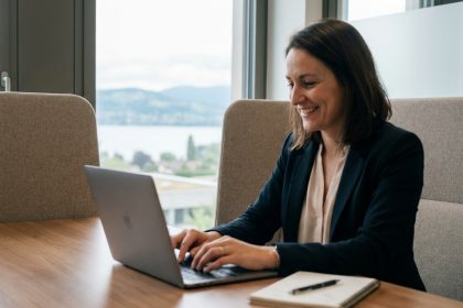 Femme professionnelle souriante travaillant au bureau avec vue sur le lac