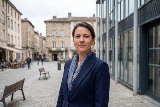 Femme en blazer dans un centre urbain de Thiers