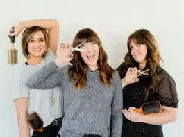 Pourquoi se reconvertir dans les métiers de la coiffure ? 3 coiffeuses qui posent avec leurs outils