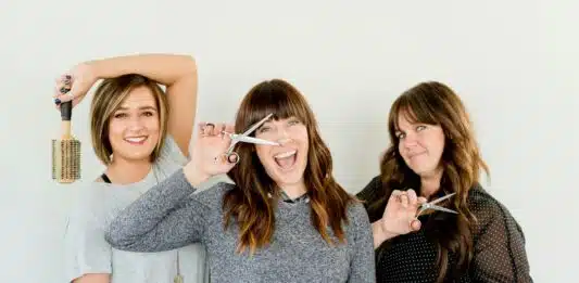 Pourquoi se reconvertir dans les métiers de la coiffure ? 3 coiffeuses qui posent avec leurs outils