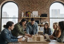 Les formations atypiques qui séduisent de plus en plus les jeunes Groupe de jeunes adultes créatifs dans un espace coworking