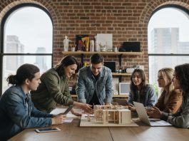 Les formations atypiques qui séduisent de plus en plus les jeunes Groupe de jeunes adultes créatifs dans un espace coworking