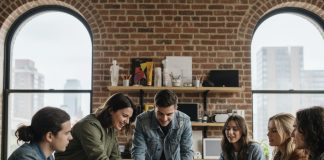 Groupe de jeunes adultes créatifs dans un espace coworking