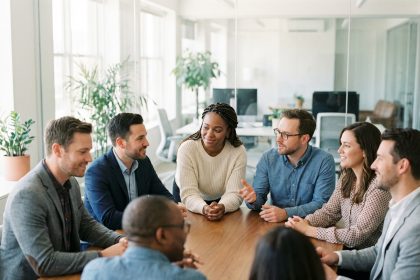 Groupe de professionnels divers en réunion dans un bureau moderne