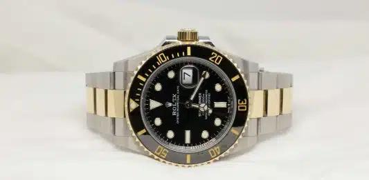 montre doré et noir
